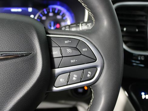 Used 2024 Chrysler Pacifica Touring-L FWD image 15