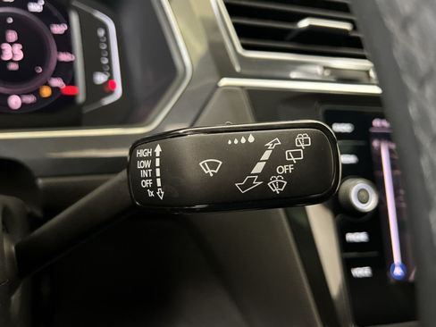 Used 2022 Volkswagen Tiguan SEL R-Line AWD/4WD image 35
