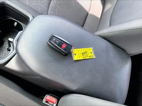 Used 2025 Toyota RAV4 XLE AWD/4WD image 10