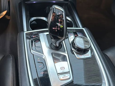 Used 2017 BMW 750i image 25