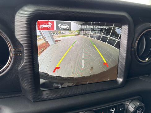 Used 2023 Jeep Wrangler Unlimited Sahara image 24