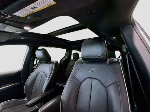 Used 2025 Chrysler Pacifica Limited FWD image 20