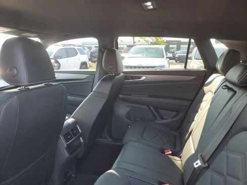 Used 2025 Volkswagen Atlas Cross Sport SE AWD/4WD image 9