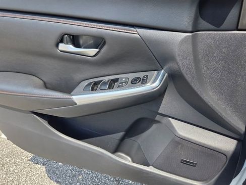 Used 2025 Nissan Sentra SR w/ SR Premium Package FWD image 32