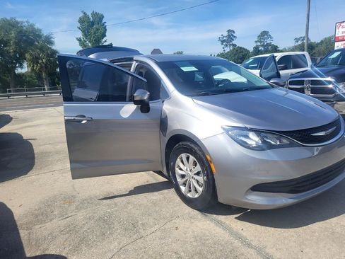 Used 2017 Chrysler Pacifica Touring w/ Tire & Wheel Group FWD image 80