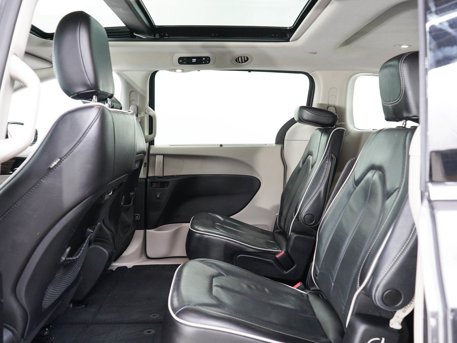 Used 2023 Chrysler Pacifica Limited FWD image 17