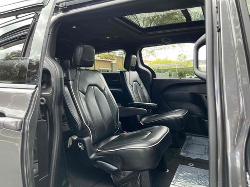 Used 2019 Chrysler Pacifica Limited w/ Advanced Safetytec Group FWD image 47