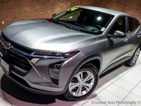 Used 2024 Chevrolet Trax LS w/ Driver Confidence Package image 6