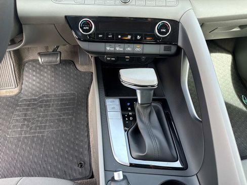 Used 2024 Hyundai Elantra SEL FWD image 25