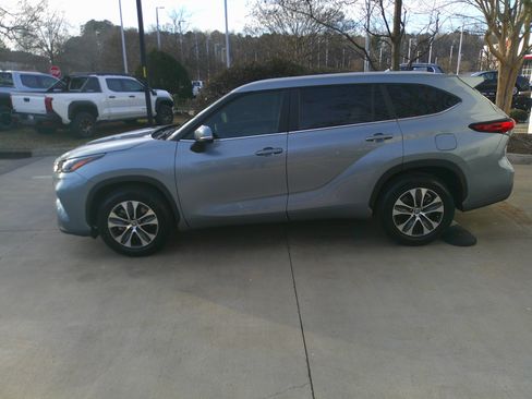 Used 2023 Toyota Highlander XLE image 8