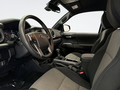 Used 2022 Toyota Tacoma TRD Sport image 10