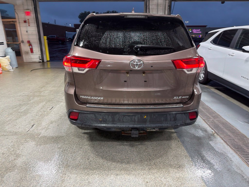 Used 2017 Toyota Highlander XLE AWD/4WD image 3