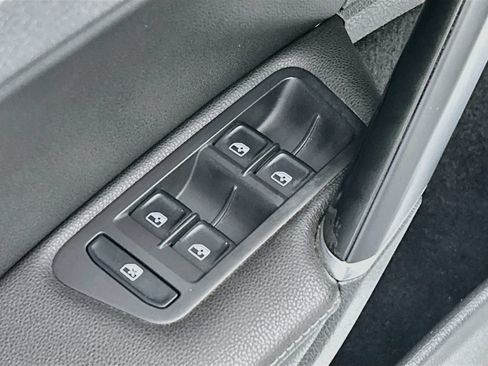 Used 2020 Volkswagen Golf 4-Door FWD image 21