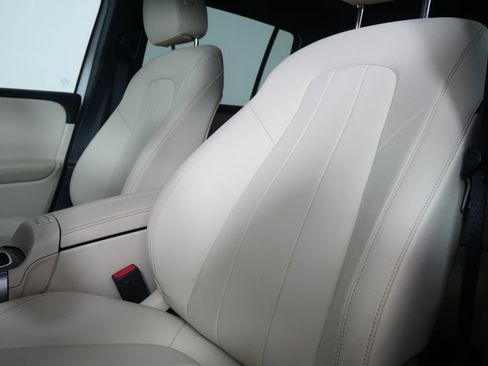 Used 2024 Mercedes-Benz GLB 250 4MATIC image 10