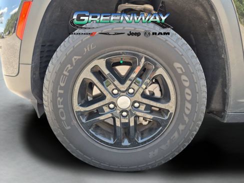 Used 2022 Jeep Grand Cherokee Laredo w/ Luxury Tech Group I AWD/4WD image 27
