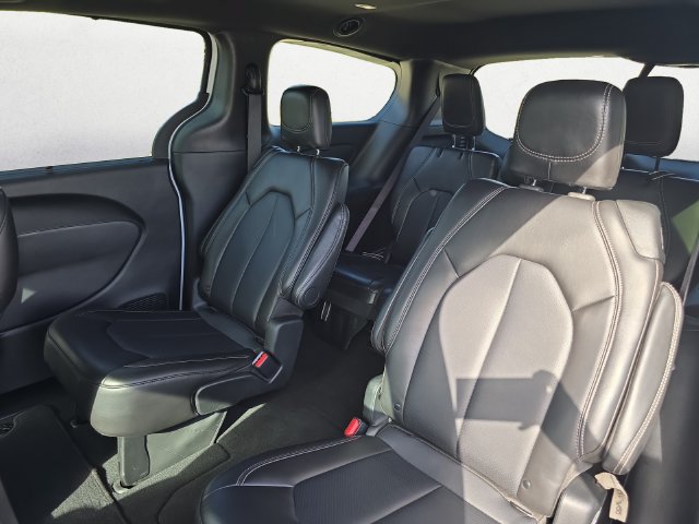 Used 2025 Chrysler Pacifica Select FWD image 13