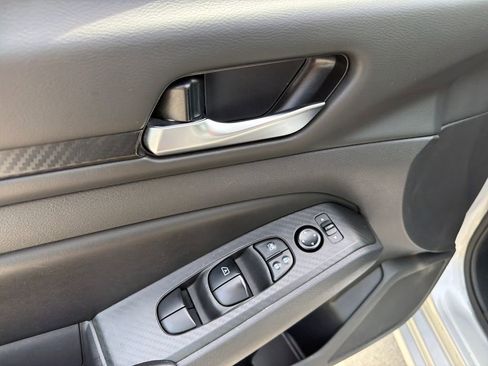 Used 2024 Nissan Altima 2.5 SV FWD image 17