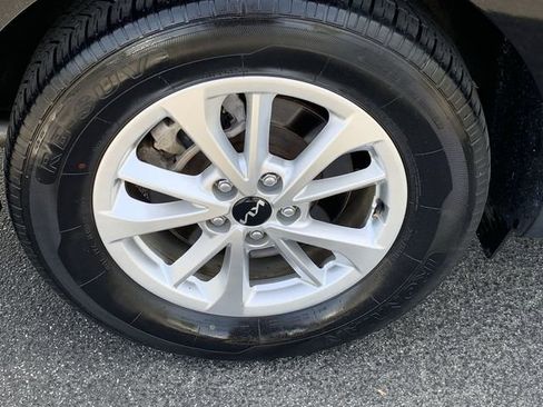 Used 2022 Kia Carnival LX image 34