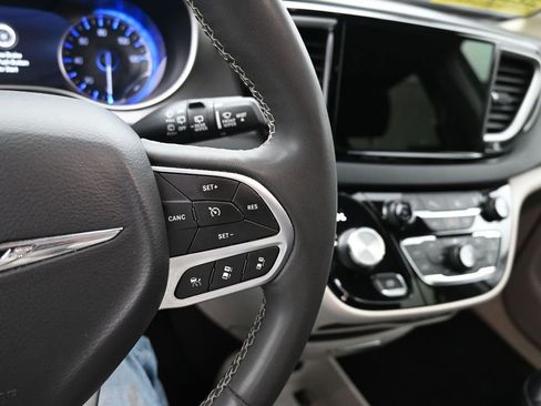 Used 2023 Chrysler Pacifica Touring-L image 27