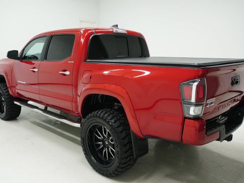 Used 2021 Toyota Tacoma Limited AWD/4WD image 5