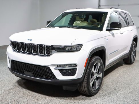 Used 2023 Jeep Grand Cherokee 4WD 4xe w/ Luxury Tech Group II image 33