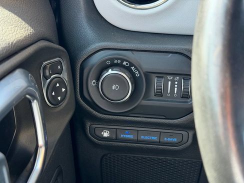 Used 2022 Jeep Wrangler Unlimited Sahara AWD/4WD image 17