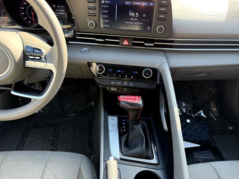 Used 2022 Hyundai Elantra SEL w/ Winter Weather Package image 17