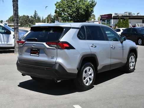 Used 2024 Toyota RAV4 LE AWD/4WD image 8