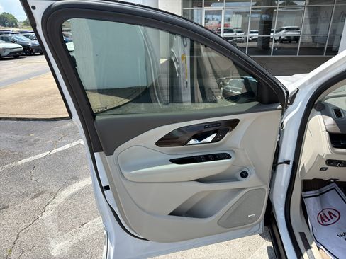 Used 2020 GMC Terrain Denali w/ Denali Premium Package FWD image 11