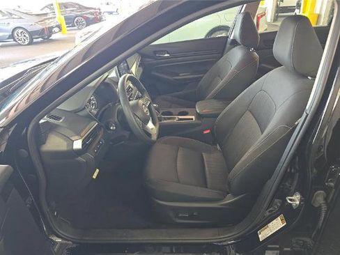 Used 2025 Nissan Altima 2.5 SV FWD image 6