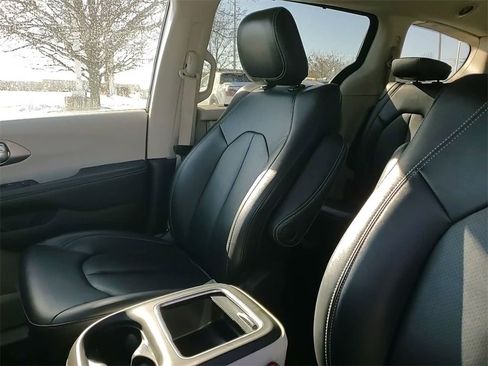 Used 2024 Chrysler Pacifica Touring-L image 33