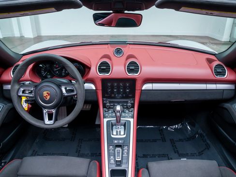 Used 2021 Porsche 718 Boxster Spyder RWD image 15