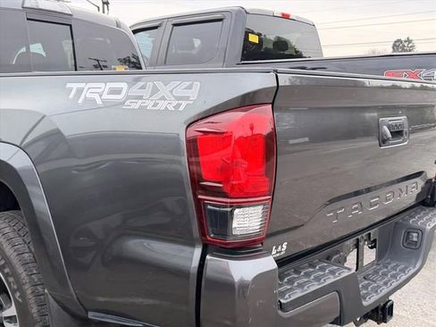 Used 2018 Toyota Tacoma TRD Sport image 17