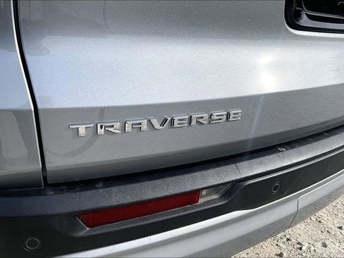 Used 2025 Chevrolet Traverse LT image 14