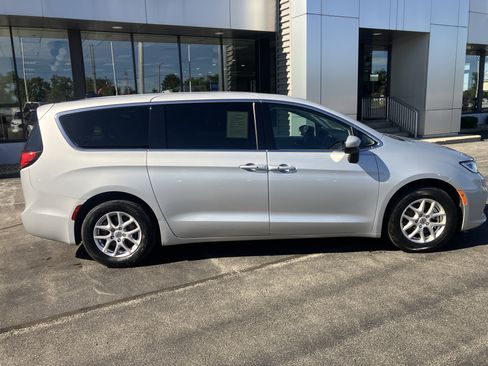 Used 2023 Chrysler Pacifica Touring-L FWD image 8