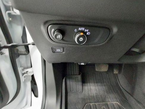 Used 2023 GMC Terrain SLE w/ Driver Convenience Package image 16