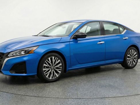 Used 2025 Nissan Altima 2.5 SV image 3