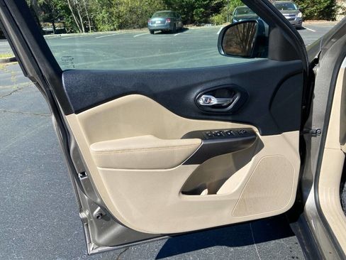 Used 2019 Jeep Cherokee Latitude w/ Popular Appearance Group image 21