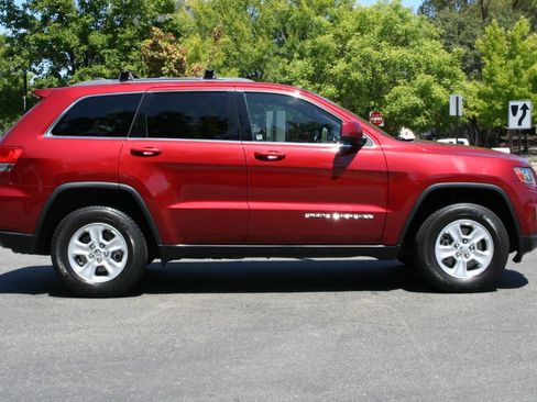 Used 2014 Jeep Grand Cherokee Laredo w/ Quick Order Package 23E AWD/4WD image 4