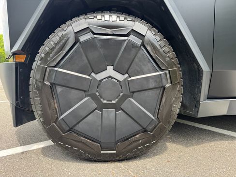 Used 2024 Tesla Cybertruck AWD Crew Cab image 57