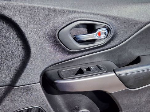 Used 2020 Jeep Cherokee Latitude Plus image 13