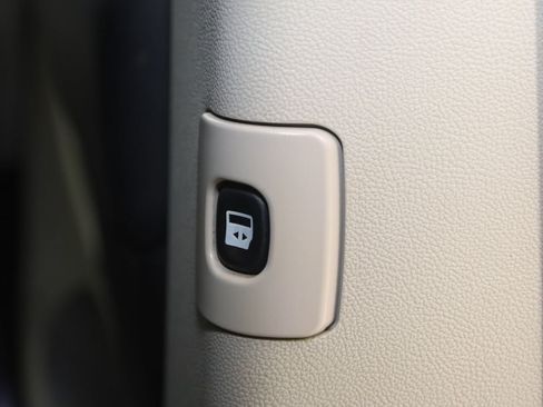 Used 2013 Chrysler Town & Country Touring FWD image 12
