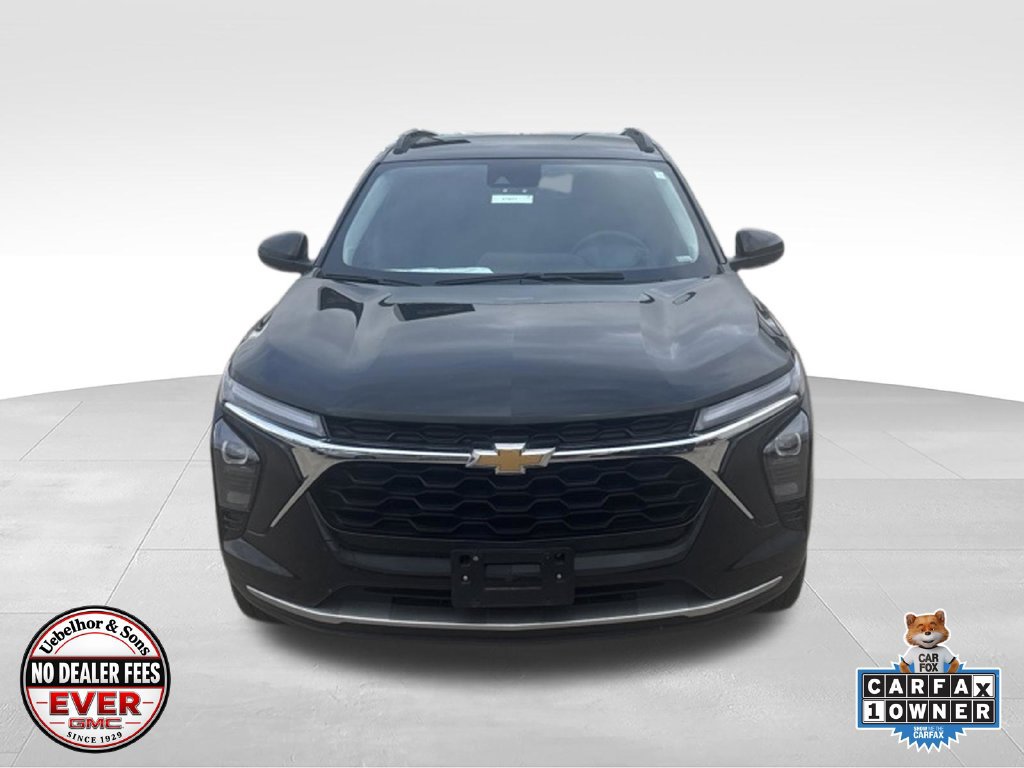 Used 2025 Chevrolet Trax LT FWD image 2