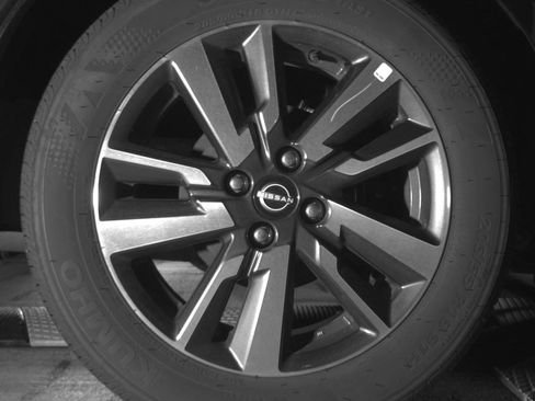Used 2025 Nissan Versa SV FWD image 15