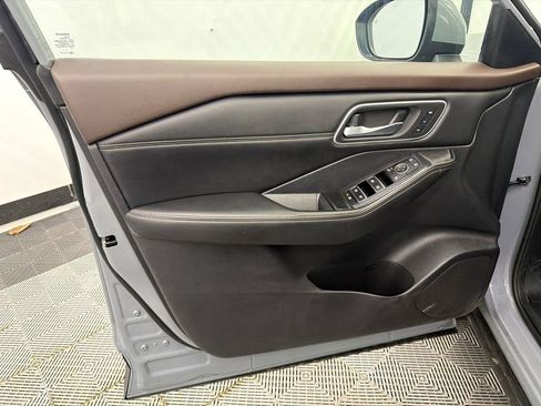 Used 2021 Nissan Rogue SL w/ Premium Package image 11