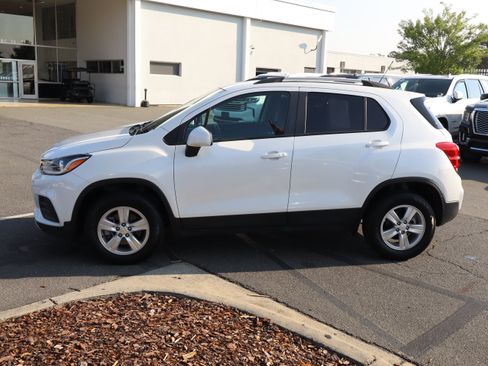 Used 2022 Chevrolet Trax LT w/ LT Convenience Package AWD/4WD image 7