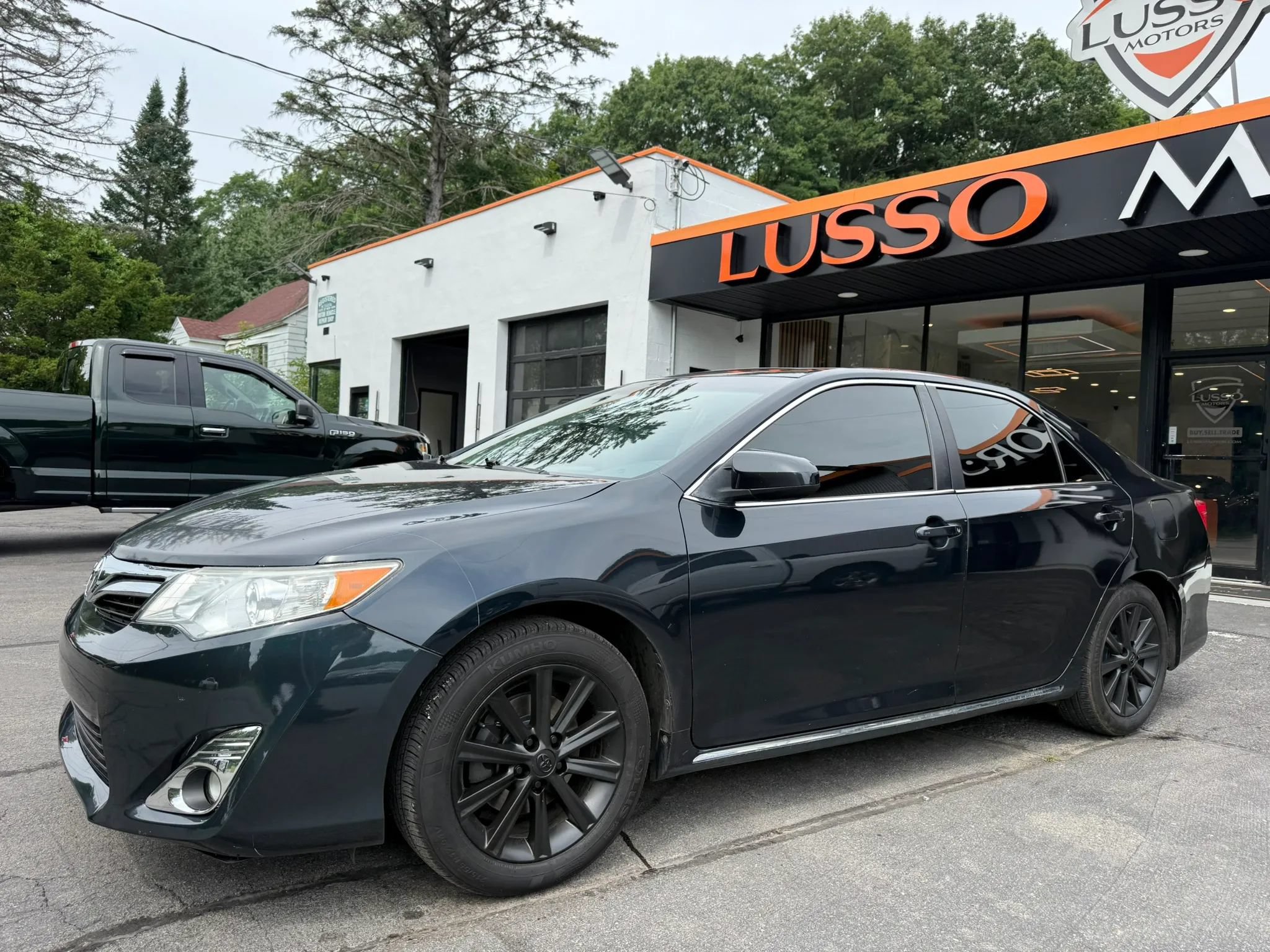 Used 2014 Toyota Camry XLE w/ Convenience Package FWD image 3