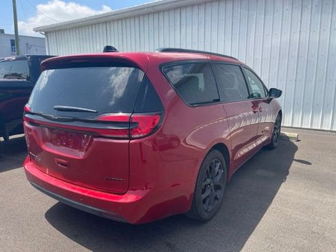 Used 2025 Chrysler Pacifica Limited FWD image 3