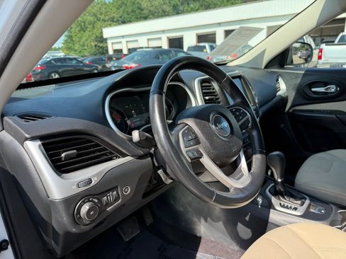 Used 2016 Jeep Cherokee Latitude w/ Comfort/Convenience Group AWD/4WD image 17