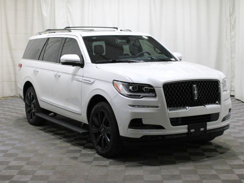 Used 2024 Lincoln Navigator Reserve image 1